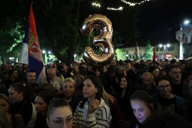 A Szerb Haladó Párt aktivistái standokat állítottak fel az egyetemisták fogadásának tervezett helyszínein (Fotó: Beta)