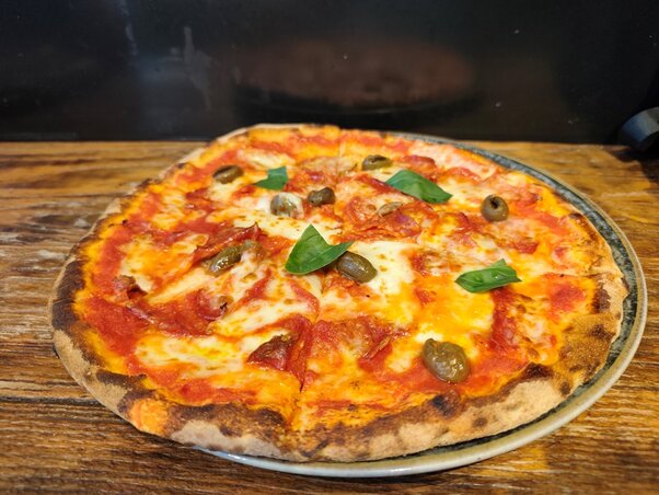 A pizza harmadárban van, mint északon