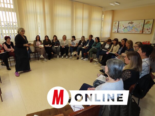 Dr. Tratnyek Magdolna vezetésével huszonegy helyi óvodapedagógus vesz részt a képzésen Adán  (Fotó: Csincsik Zsolt felvétele)