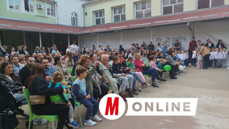 A városban erős a szolidaritás, a kultúrközpont udvarán még állóhely sem maradt (Fotó: Vidács Hajnalka)