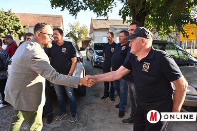 Gomboson az Önkéntes Tűzoltó Testületnél jártak, ahol a közeljövőben megvalósuló fejlesztésekről tájékozódtak (Fotó: Ótos András felvétele)