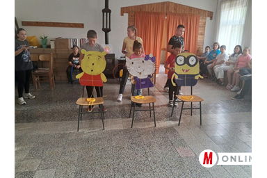 A törökfalui vetélkedőn műveltségi és ügyességi játékokban is versenyeztek a gyerekek és a felnőttek (Fotó: Mosoly Civil Szervezet/Facebook)