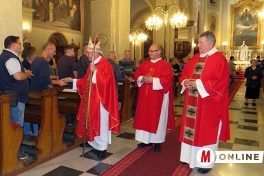 Böcskei László püspök köszönti a híveket (Fotó: Kecskés István)