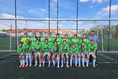 A TSC U15-ös lánycsapata Csizmár Zsolt vezetőedzővel/TSC