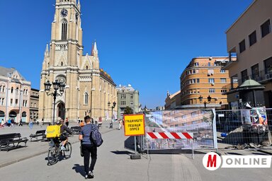 A Modena utcában a Petrus és a Bistro kávézók mellett továbbra sem lehet átjutni, építkezési kerítések torlaszolják el az utat. Tavaszra a térség legszebb belvárosképe mosolyog ránk innen