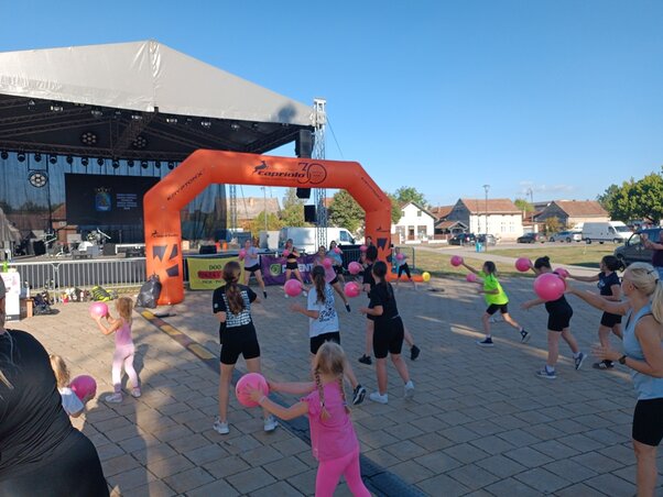 Labdás edzés a Rendezvények terén a VIII. Fitnesznapon