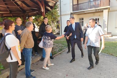 A mitrovicai magyar egyesület tagjai fogadják dr. Pásztor Bálintot és Bájity Boriszt (Tóth D. Lívia felvétele)