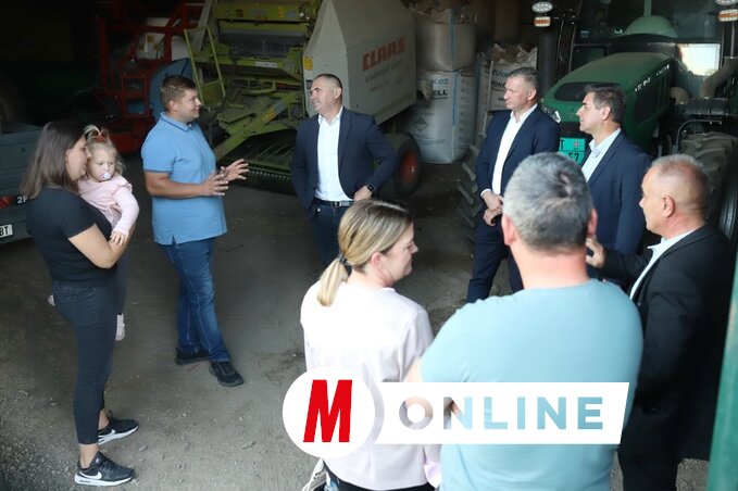 A vendégek megtekintették az Eke család gazdaságát (Lakatos János felvétele)