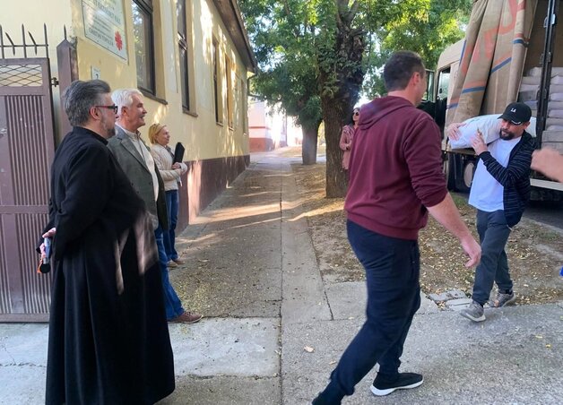 Az adomány érkezése a topolyai Caritas székházába