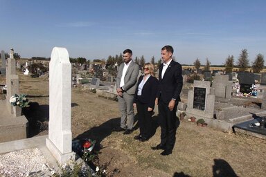 A Vajdasági Magyar Szövetség nevében Kerekes József alelnök Pintér Anna-Mária, az Intéző Bizottság tagja és dr. Pásztor Bálint pártelnök koszorúzott
