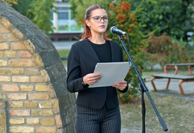 Király Petra, a VMSZ köztársasági képviselőjelöltje mondott ünnepi beszédet Damjanich János honvédtábornok emlékművénél (Gergely Árpád felvétele)