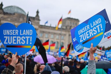 Az AfD egyik jól ismert szlogenje: „Unser Land zuerst” (A mi országunk az első) – Fotó: MTI/EPA