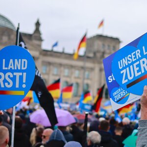 Az AfD egyik jól ismert szlogenje: „Unser Land zuerst” (A mi országunk az első) – Fotó: MTI/EPA