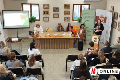 A szakmai konferencián Kurczinák Kiss Szilvia mutatta be a háromkötetes feladatgyűjteményt (Fotó: Kancsár Izabella)