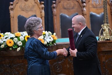 Gyivánovity Dániel, a városi képviselő-testület elnöke átadja a Pro Urbe díjat Sebők Valériának/Molnár Edvárd