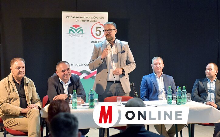 Tóbiás József, Tóth Zoltán és dr. Juhász Bálint szólalt fel a lakossági fórumon a kultúrkör székházában Padén/Gergely Árpád