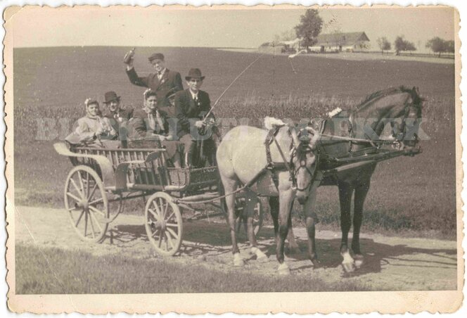 Lakodalmasok egy 1950-ből visszaköszönő képen
