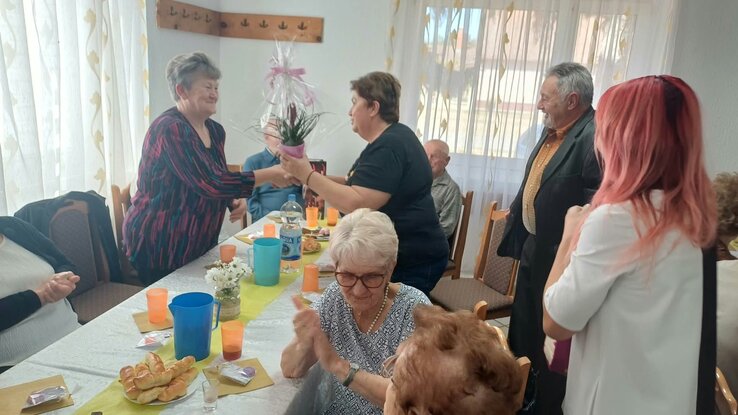 Ajándékot kapnak a legidősebbek (fotó: Armida Nőszervezet)