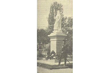 Szent István-szobor Palánkán. Kallós Ede 1897. augusztus 20-án felavatott alkotása koronázási díszben ábrázolja a királyt. 1921 februárjában rombolták le a szerb hatóságok (Wikipédia)