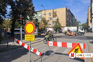 A Makszim Gorkij és a Stevan Musić utca kereszteződése továbbra is le van zárva az aszfaltozás miatt (Fotó: Szeli Balázs felvétele)