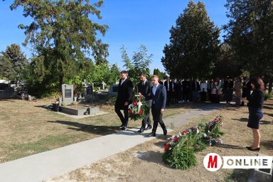 A koszorúzási ünnepség az adai temetőben (Csincsik  Zsolt felvétele)
