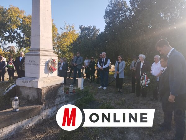 A Vajdasági Magyar Szövetség nevében dr. Molnár Viktor és Fehér Szabolcs koszorúzott/ Kancsár Izabella felvétele