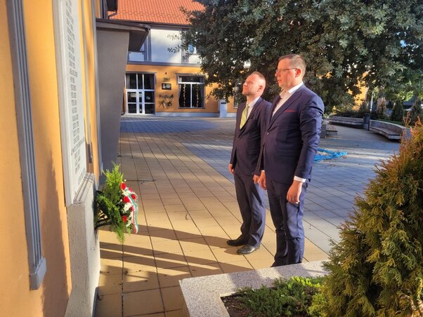 Kovács Károly és Oroszi Sándor elhelyezik a kegyelet virágait a világháborús emlékműnél (Lakatos János felvétele)