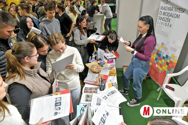 Az Eduexpo célja a magyar nyelvű felsőoktatási képzési kínálat bemutatása a középiskolás diákoknak (Fotó: Gergely Árpád felvétele)