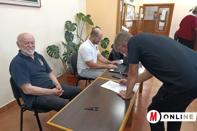 Aláírásgyűjtés (Kazinczy Paszterkó Diana felvétele)