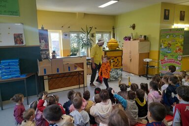 Rókus Zoltán interaktív bábelőadása mosolyt csalt a gyermekek arcára (fotó: Bóbita Óbecsei Nagycsaládosok Egyesülete)