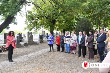 A temetőben jelenlévőkkel Kormányos Gyöngyi a Vajdasági Magyar Művelődési Intézet igazgatóját osztotta meg emlékező gondolatait (Fotó: Paraczky László)