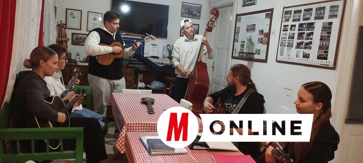Péterrévén a fiatalok körében is élő és népszerű  hagyománya van a tamburázásnak: a Pengetős banda (fotó: Kancsár Izabella)