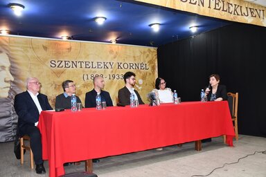 A kerekasztal-beszélgetés résztvevői/Paraczky László