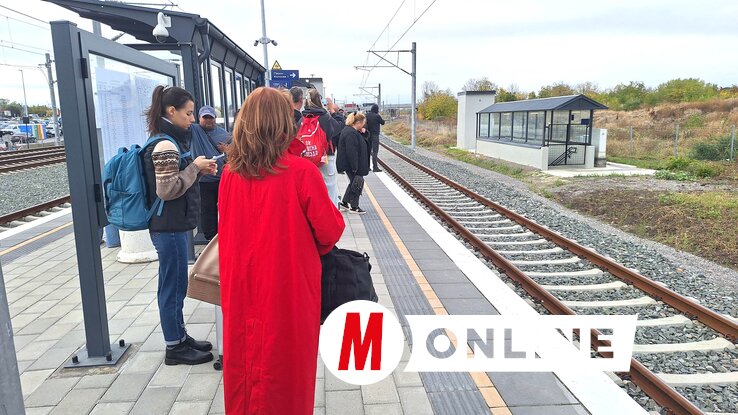 Hétfő óta a Sólyom vonatok CSAK a Pirosi út melletti megállón veszik fel utasaikat. Csak ezen a ponton állnak meg Újvidék területén, Péterváradon NEM ÁLLNAK MEG. A menetrendben az indulási időpontok 6–9 perccel eltolódtak a korábbiakhoz képest, figyeljünk oda utazáskor erre az apróságra (Fotó: Ótos András felvétele)