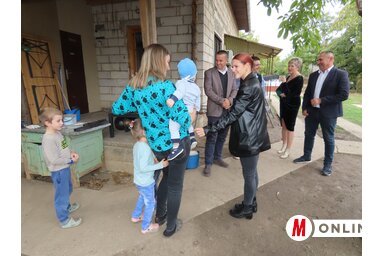 A VMSZ küldöttsége családlátogatáson járt a négygyermekes Ljubanić házaspár moholi otthonában/Csincsik Zsolt
