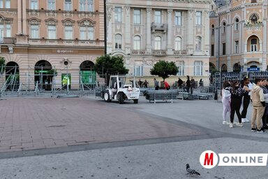 Ez lesz a Szerb Haladó Párt első bejelentett újvidéki nagygyűlése a vasútállomás előtetőjének leomlása óta (Fúró Dénes felvétele)
