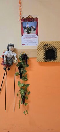 A Szorgalmas és a rest lány című előadás kellékei is helyet kaptak a kiállításon