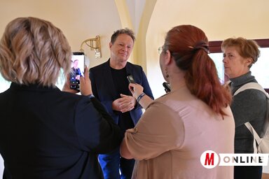Az újságírók Geszti Pétert faggatják (Fotó: Molnár Edvárd)