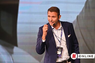 Dr. Újszászi Bogár László a legújabb meggyőzéstechnikákat is ismertette előadásában (Fotó: Molnár Edvárd)