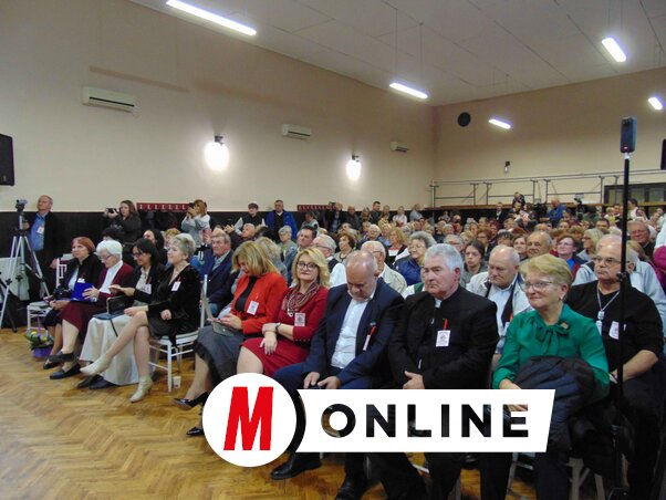 Állóhelyek is alig maradtak a kultúrotthonban (Fotó: Vidács Hajnalka felvétele)