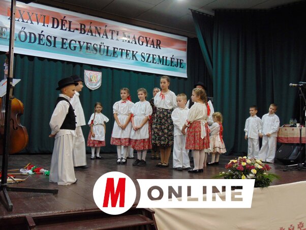 A programot a hertelendyfalvi tamási Áron Magyar‒Székely Művelődési Egyesület Aprócskák gyermektánccsoportja nyitotta meg (Fotó: Vidács Hajnalka felvétele)