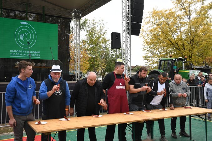 Idén is megtartották a népszerű kolbászevő versenyt