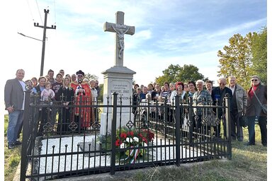 A topolyai vásártéri keresztet Isten dicsőségére 1891-ben emeltette Kokrehel János és neje, Kiss Ferencz Verona (Fotó: Kazinczy Paszterkó Diana)