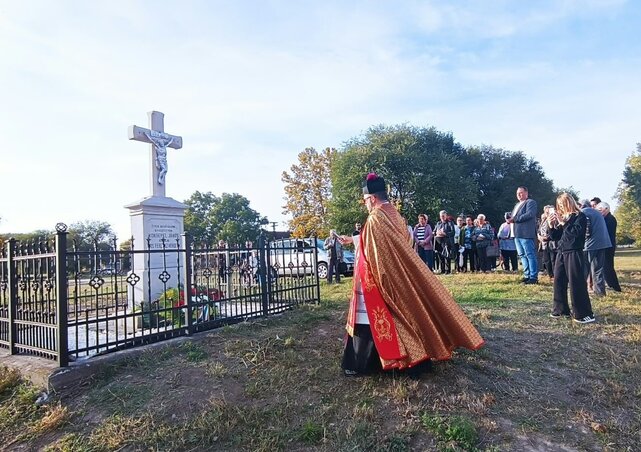 Ft. mgr. Szakály József atya megszenteli a felújított keresztet (Fotó: Kazinczy Paszterkó Diana)