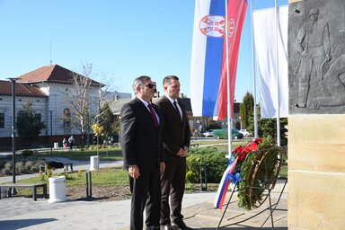 Elsőként Radivoj Paroški (balról) és Radivoj Debeljački koszorúzott / Fotó: Paraczky László