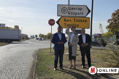 A VMSZ küldöttsége az új táblákat tekinti meg (Fotó: Bartus Bella felvétele)