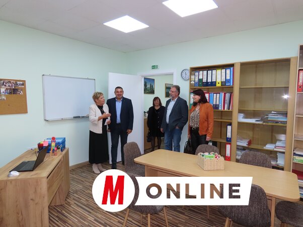Az ünnepség résztvevői megtekintették a civil szervezet és az ellátó központ irodáit (Fotó: Csincsik Zsolt felvétele)