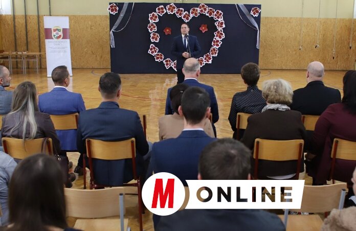 Fremond Árpád köszönti a gunarasi elsősöket és szüleiket (Fotó: Lakatos János felvétele)
