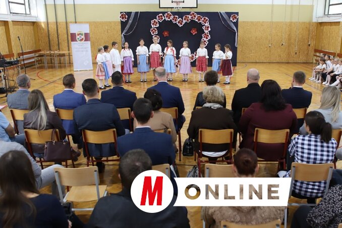 Alkalmi műsor a helyi gyerekek előadásában (Fotó: Lakatos János felvétele)