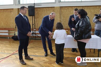 Fremond Árpád és Csáki Csongor átadják az ösztöndíjakat (Fotó: Lakatos János felvétele)